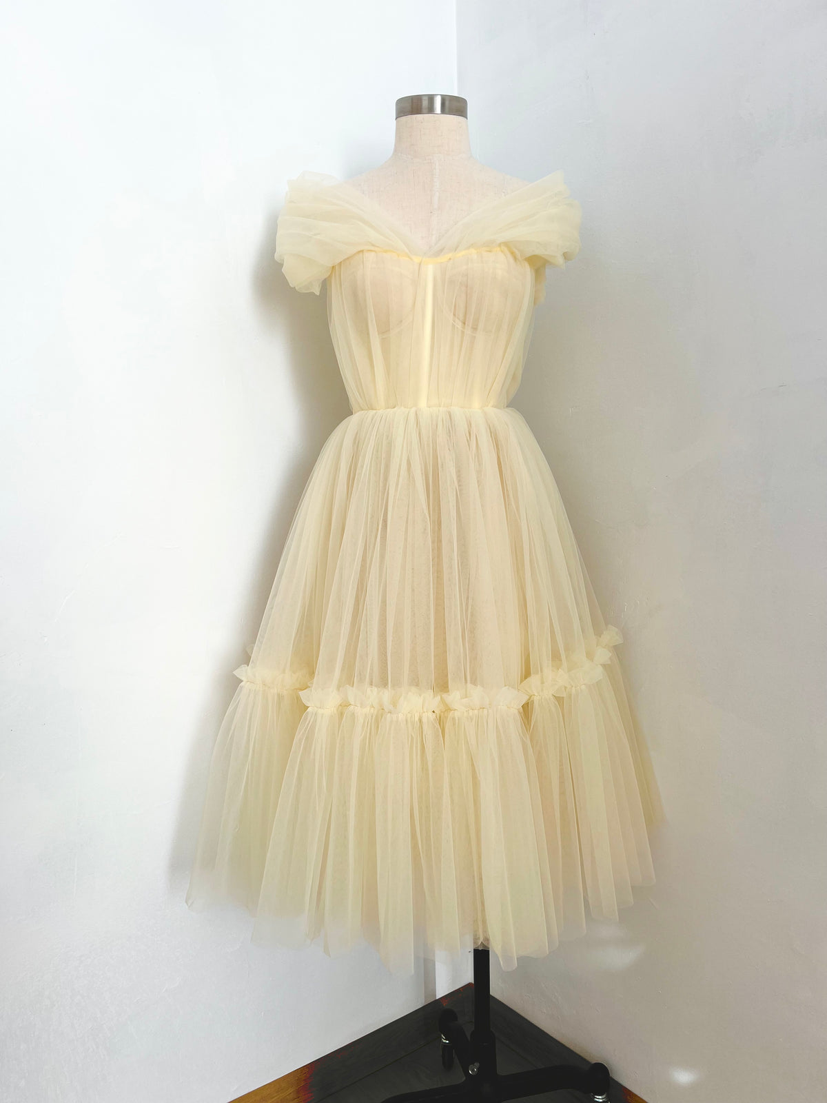 RETRO BABY BUTTER YELLOW MIDI DRESS